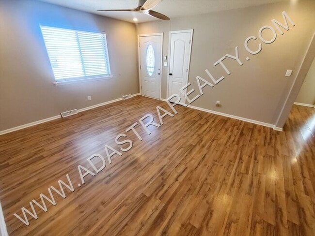 Building Photo - Nicely updated duplex near Kansas City schools-Available NOW!!