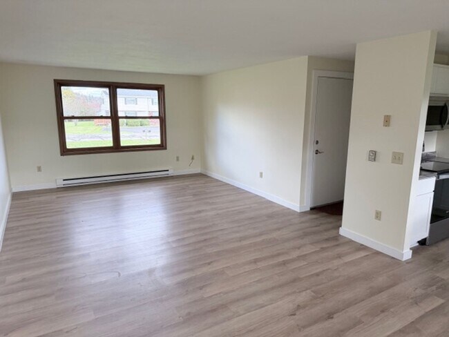 Building Photo - 3 Bedroom, Cortland