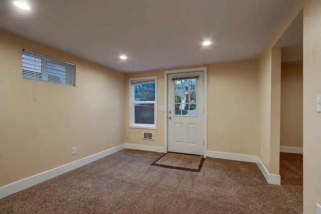 Building Photo - Great Northgate/Maple Leaf location - cute...