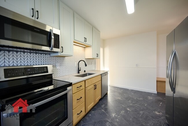 Building Photo - 1135 S Ridge Rd