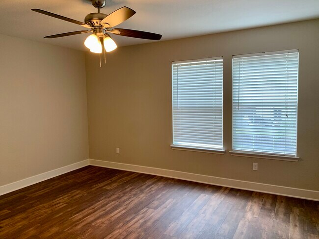 Building Photo - 1709 Southridge Ln