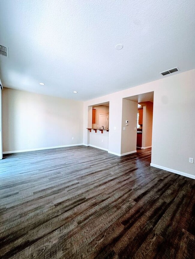 Building Photo - !!Get $200 OFF!! 3BR SFR w/ Tandem Garage & Fenced Yard near Boxwood St