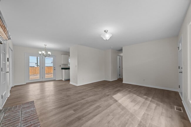 Building Photo - 340 Circle Dr