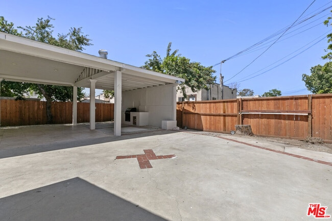 Building Photo - 3913 S Budlong Ave