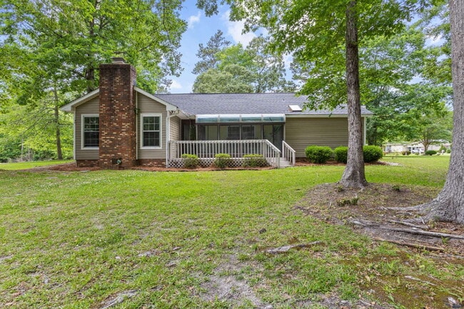 Building Photo - Charming 3-Bedroom Retreat with 2 Full Bat...