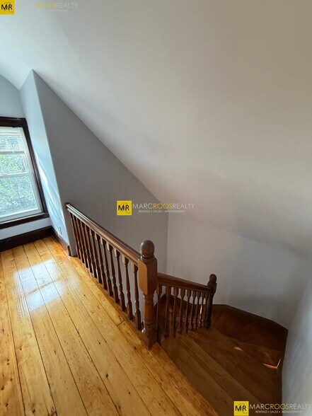 Building Photo - 68 Willow Ave