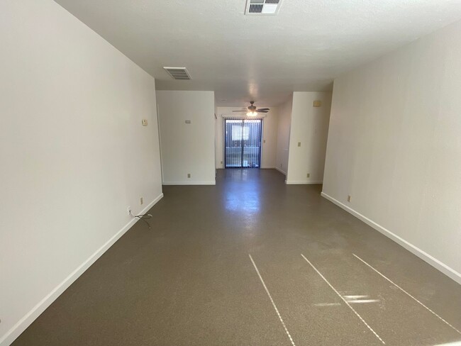 Building Photo - Renovated 2 Bedroom at La Tierra Gardens