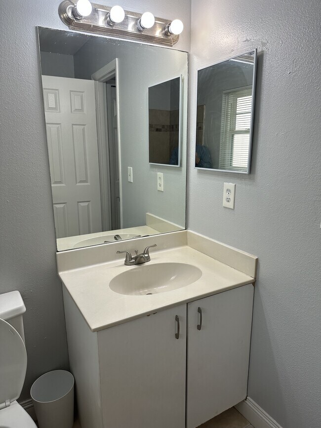 Building Photo - 836 Sky Lake Cir