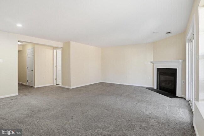 Building Photo - 915 Buttonwood Terrace NE