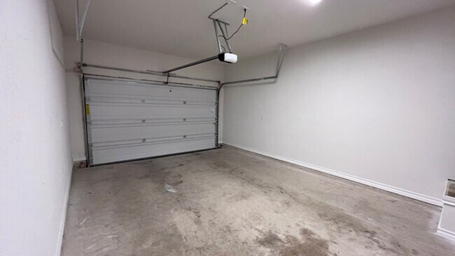Building Photo - Gorgeous 3-Bed Townhome with Private Yard ...