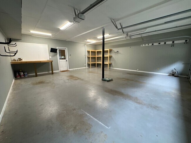 Building Photo - 3BR/3.5BA plus bonus Full-Brick Ranch with...