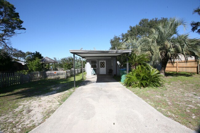 Building Photo - 3 bedroom home with large yard on the west end!