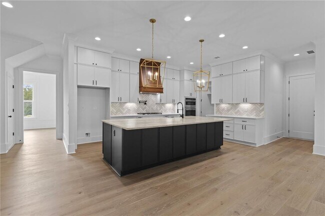 Building Photo - 6120 Hutchins Dr