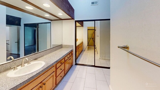 Building Photo - Beautiful 2 Bedroom Home in Costa Mesa