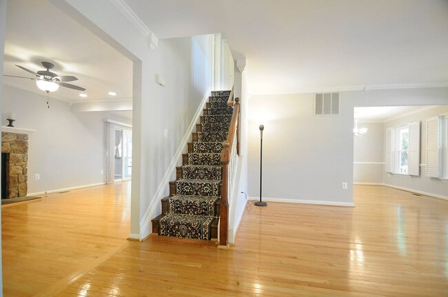 Building Photo - Classic 4 Bed 3.5 Single Family Home Sitti...