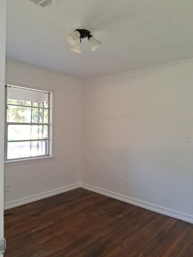 Building Photo - 1826 Wisteria Dr