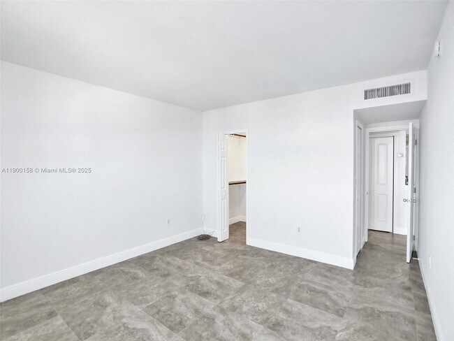 Building Photo - 10350 W Bay Harbor Dr