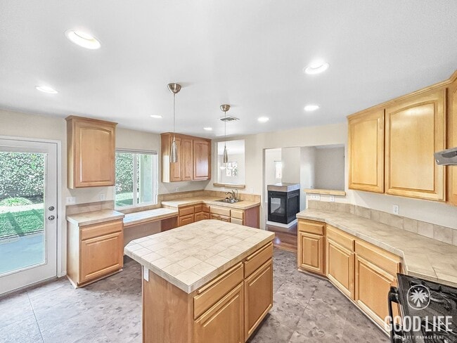 Building Photo - Beautiful 4BD/2BA W/ Large Backyard, AC, and Attached Garage in Clairemont!