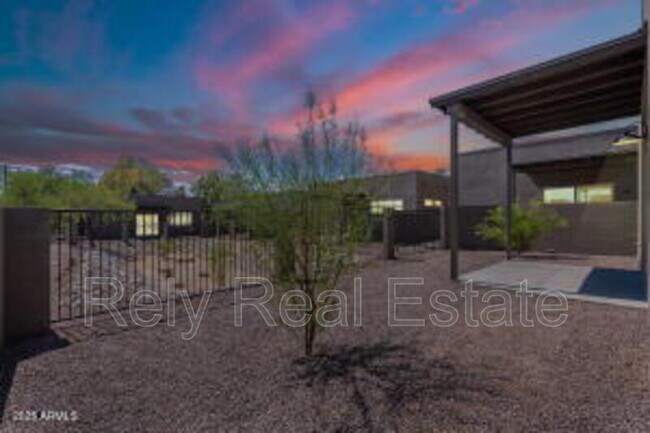 Building Photo - 6041 E Valley Way