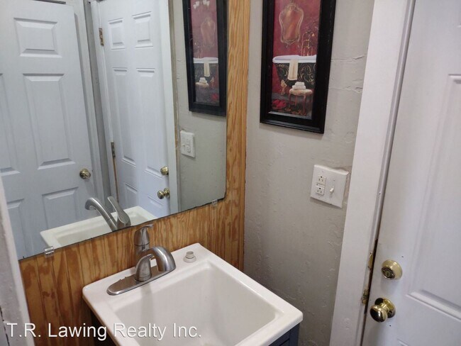 Building Photo - 2 br, 1.5 bath House - 234 Chestnut Street