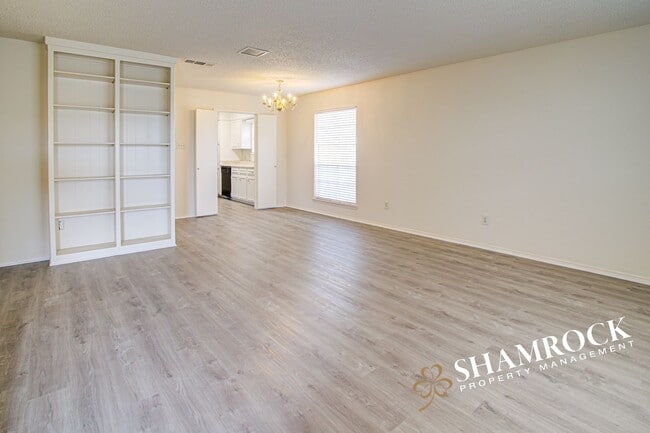 Building Photo - Duplex in Midway ISD!