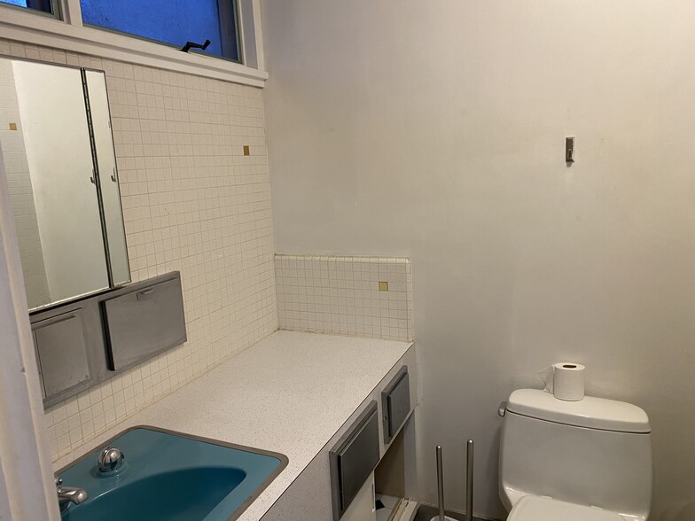 Building Photo - 20 Greenleaf Dr