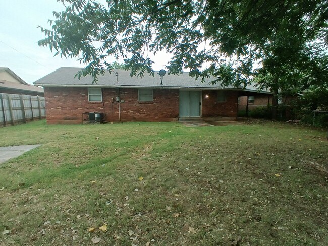 Building Photo - 3221 Greenbrier Terrace