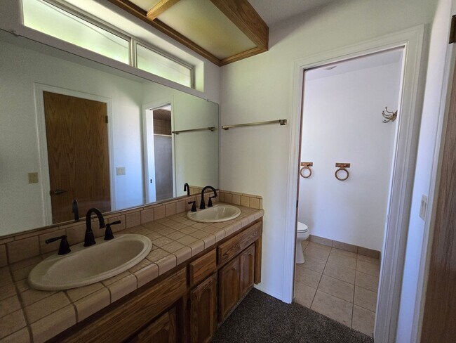 Building Photo - 905 Cimarron Ct