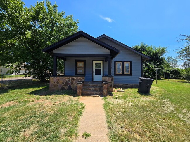 Building Photo - 617 N Bonita Ave