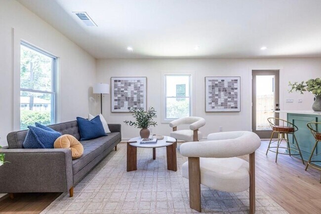 Building Photo - STUNNING RENOVATION! Modern 3BR/2BA Ranch in Sought-After Location!