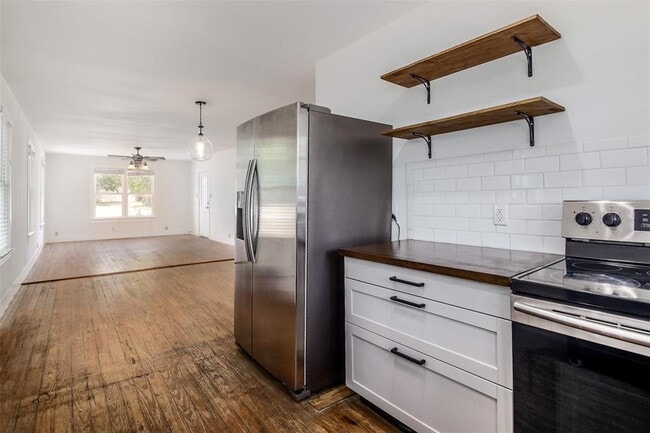 Building Photo - 917 W 4th St