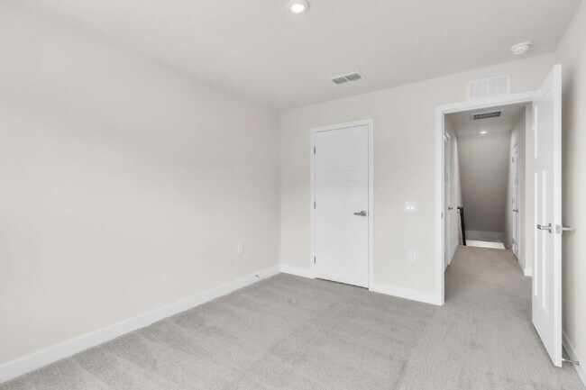 Building Photo - Modern New, Never Lived-in 3BR/2.5BA Townh...