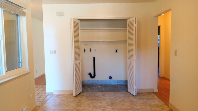 Building Photo - Charming 2bd Duplex With Private Yard & Garage