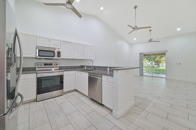 Building Photo - ** Rarely Available  ~ 3/2 Duplex W/ 2 Car Garage ~ Updated **