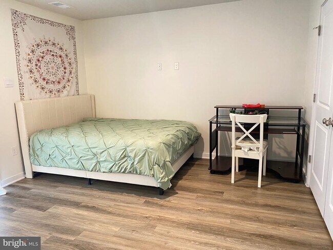 Building Photo - 7530 Daybreak Dr