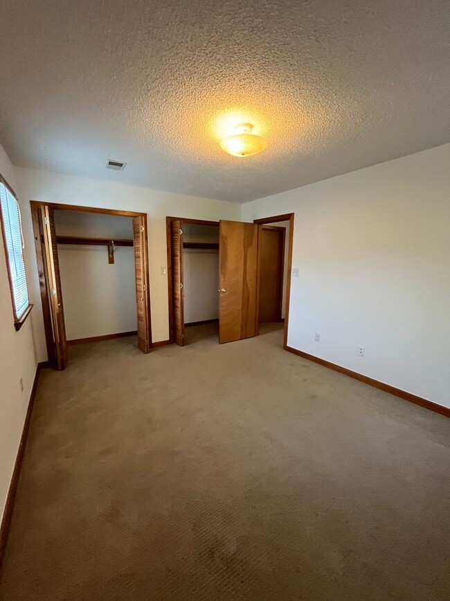 Building Photo - 3 Bedroom/2.5 Bathroom home available in M...