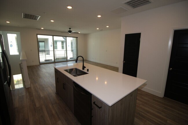 Building Photo - 2737 E Tamarind Dr