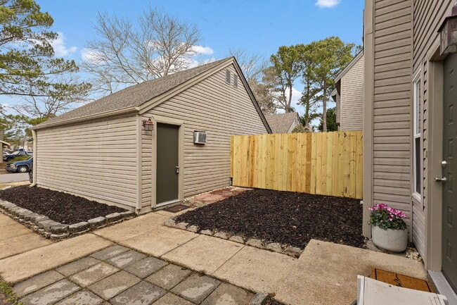 Building Photo - !Wow! Updated townhouse for rent Virginia Beach