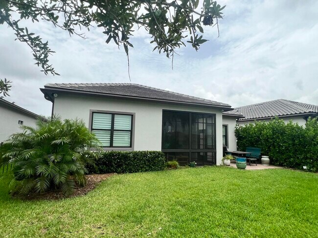 Building Photo - 655 S E Boboli Way