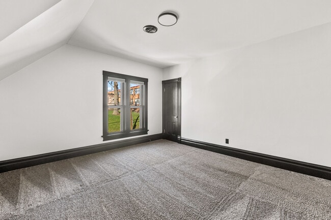 Building Photo - 113 Elm St