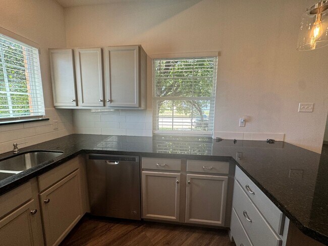 Building Photo - 2 Bed 2 Bath Town Home Available
