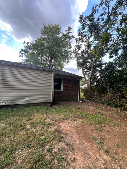 Building Photo - 150 E Blue Jay Rd