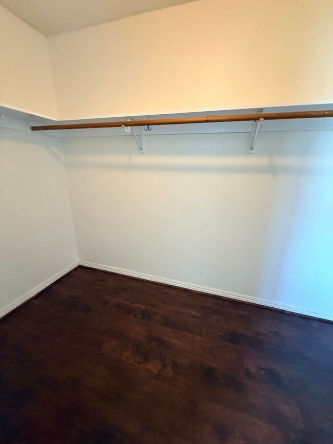 Building Photo - Spacious 3 bedroom 2 bath townhome with 2 ...