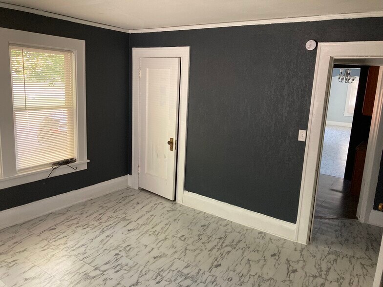 Building Photo - 501 W Columbia Ter