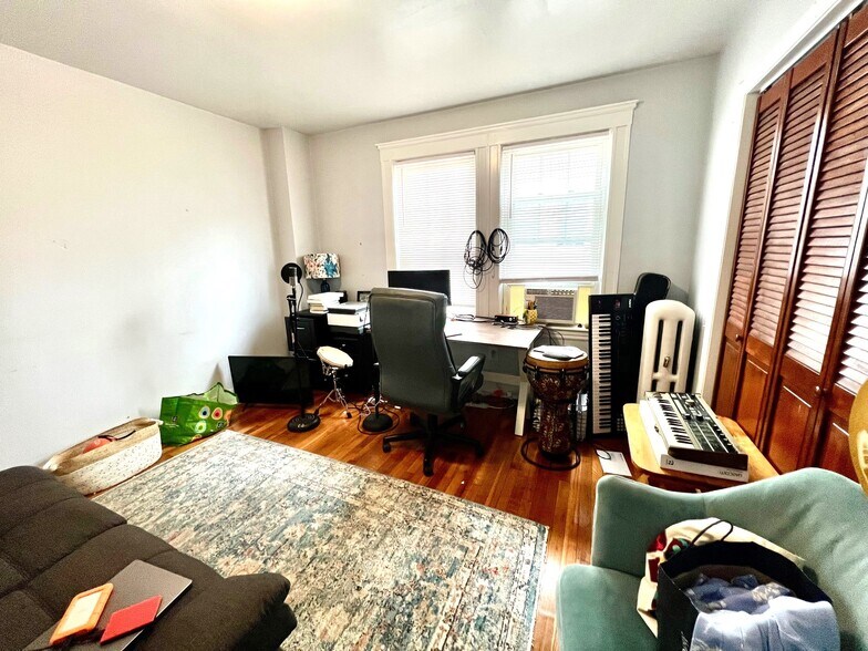 Building Photo - 39 Sterling St