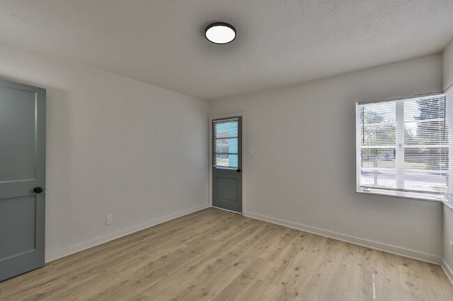 Building Photo - 867 53rd Terrace N