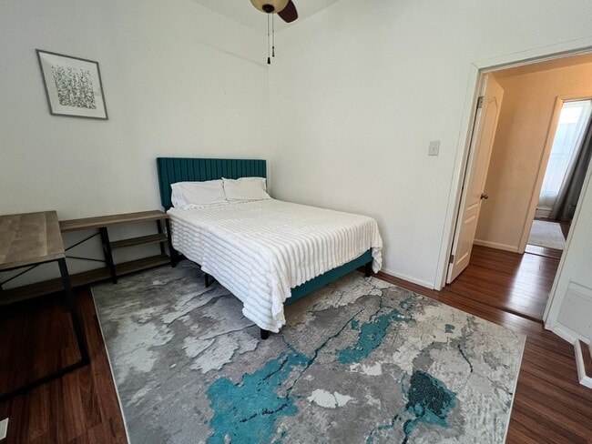 Building Photo - Charming Furnished Home - Short & Long Term Leasing