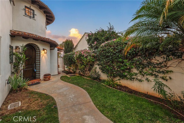 Building Photo - 227 Pso De Granada