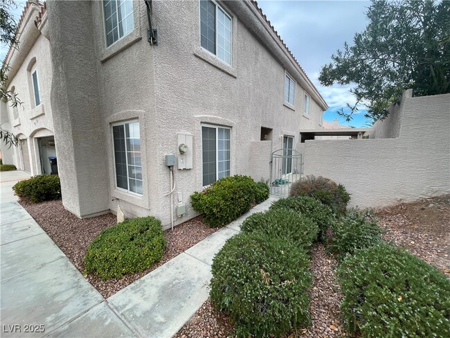 Building Photo - 502 Quail Bird Pl