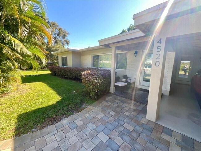 Building Photo - 4520 SW 24th Ave
